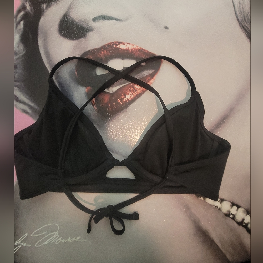 Black-key Hole-underwire- Bralette-Criss Cross- Bikini Top. - Picture 4 of 4